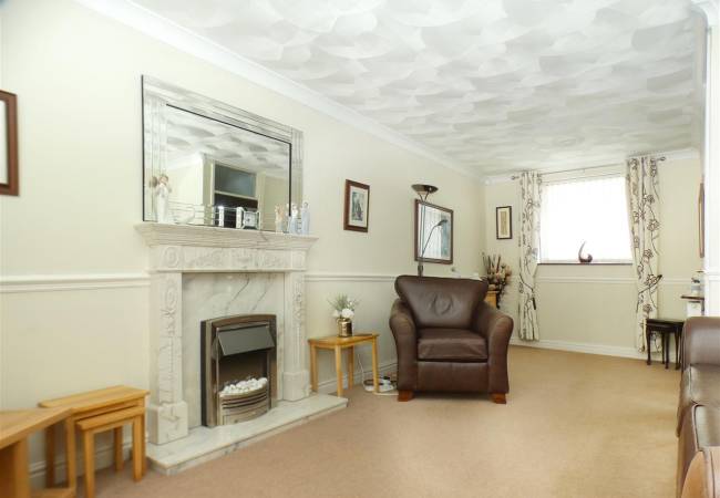 Lounge/Dining Room